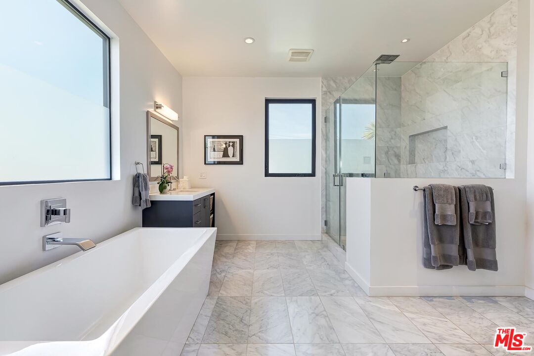 10521 Northvale Road Los Angeles, CA 90064 - Photo 33 of 52 a bathroom with a tub a sink and mirror
