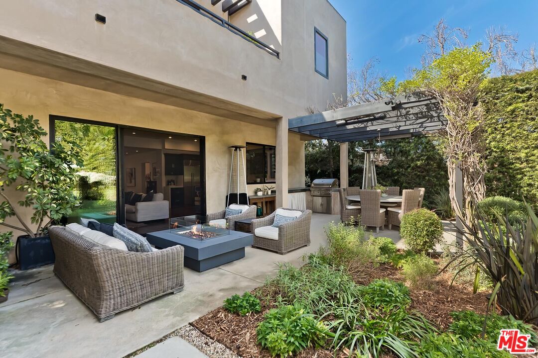 10521 Northvale Road Los Angeles, CA 90064 - Photo 45 of 52 a living room with furniture