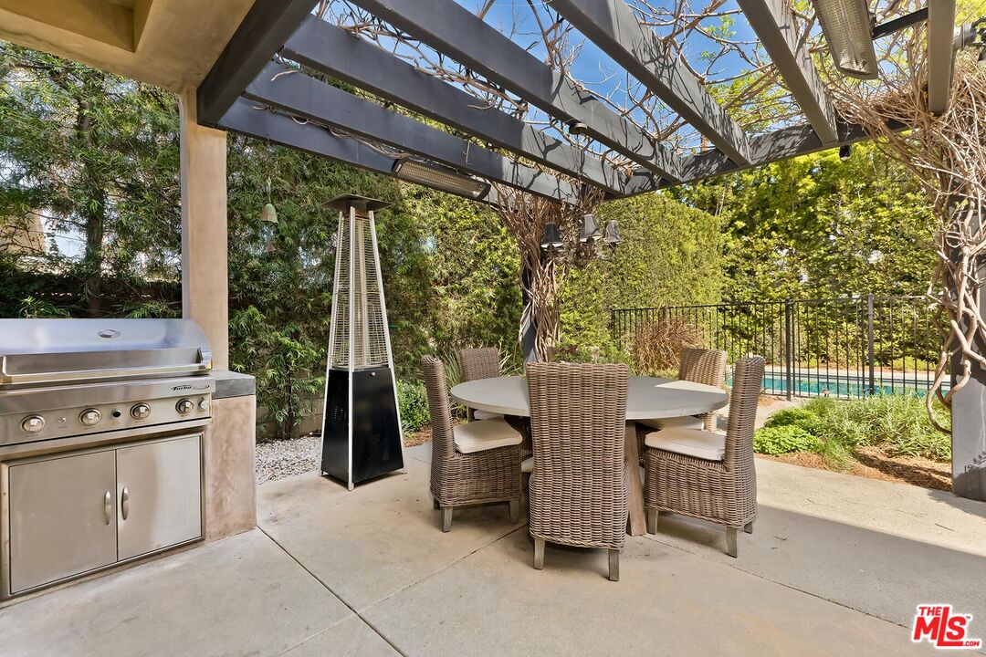 10521 Northvale Road Los Angeles, CA 90064 - Photo 47 of 52 a view of an outdoor kitchen