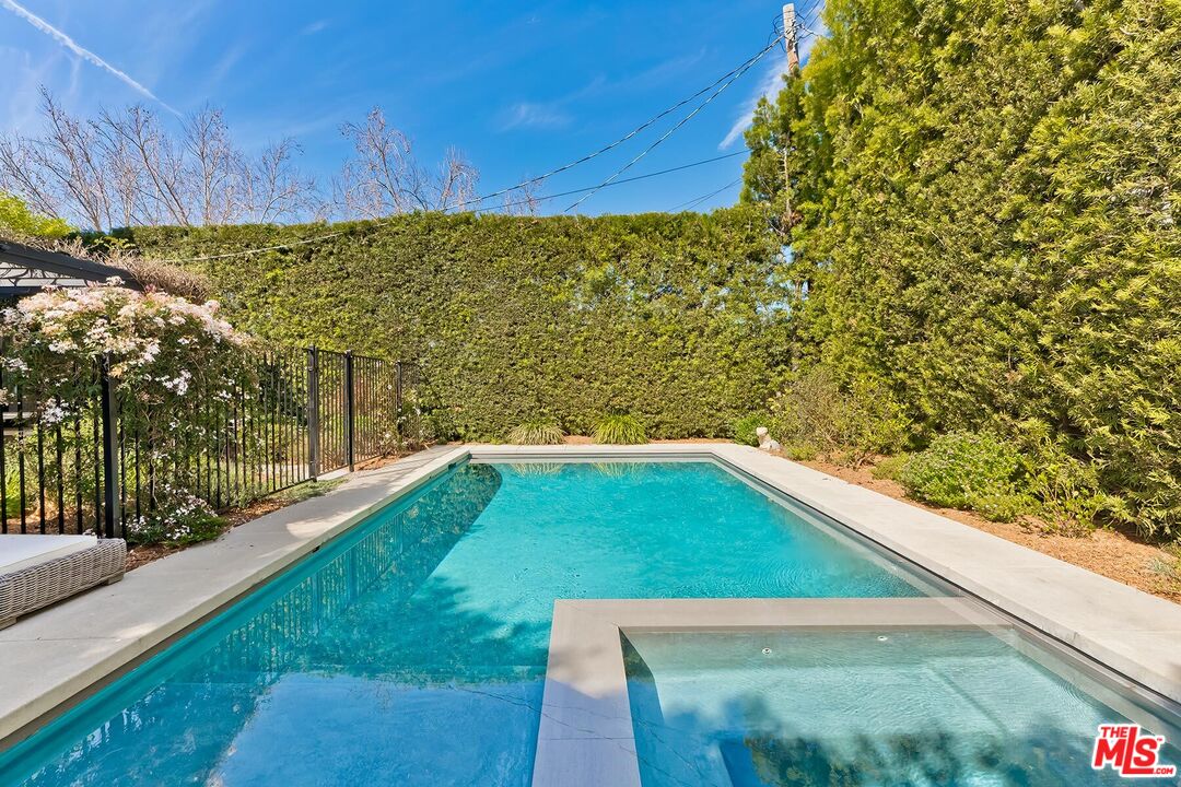 10521 Northvale Road Los Angeles, CA 90064 - Photo 48 of 52 a view of yard