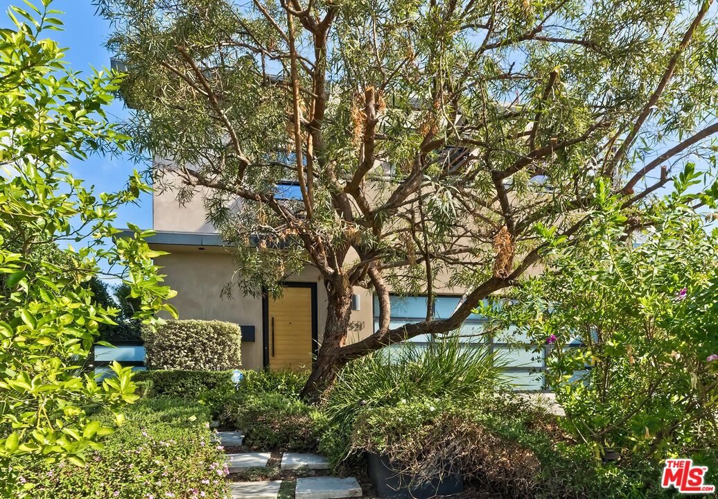 10521 Northvale Road Los Angeles, CA 90064 - Photo 52 of 52 a backyard of a house with lots of green space