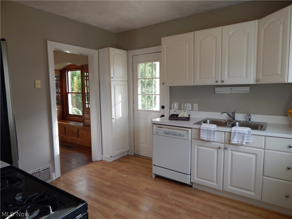7501 Jameson Road Cleveland, OH 44129 - Photo 2 of 25