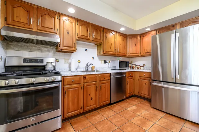 $499,000 | 209 Seaside Avenue, Unit 2, Stamford, CT 06902