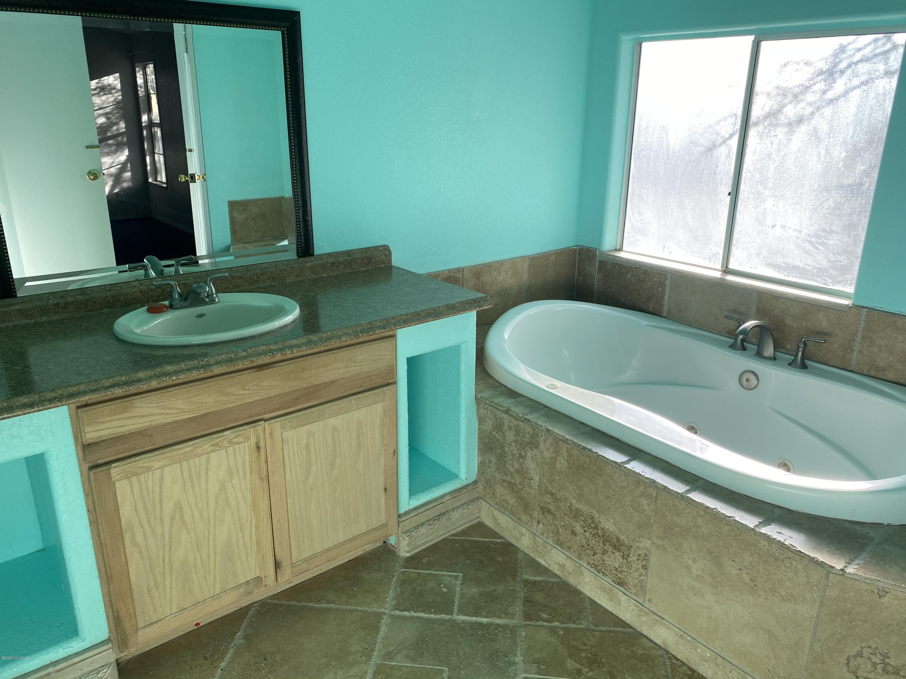1809 West Rillito Street Tucson, AZ 85705 - Photo 10 of 23 Master bathroom
