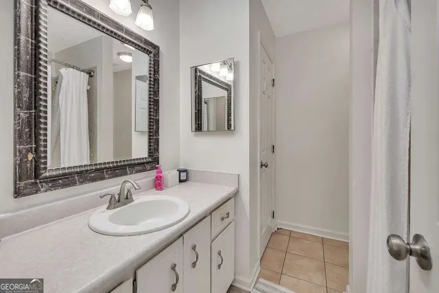 a bathroom with 2 sink and a mirror