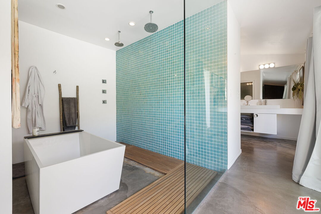 1155 East Mesquite Avenue Palm Springs, CA 92264 - Photo 16 of 32 a bathroom with a bathtub and a sink