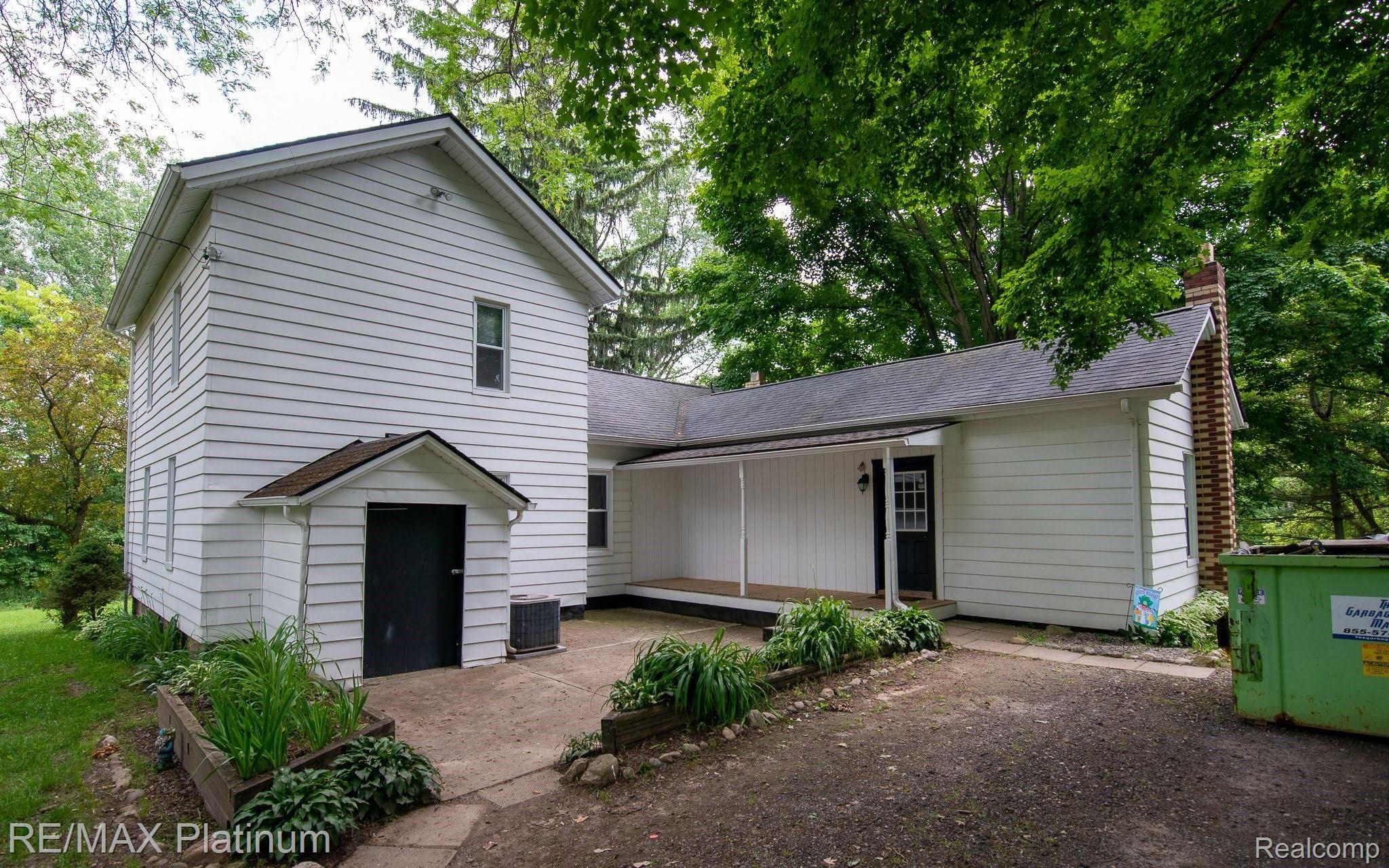 2880 Pingree Road Howell, MI 48843 - Photo 5 of 35 Back.jpg