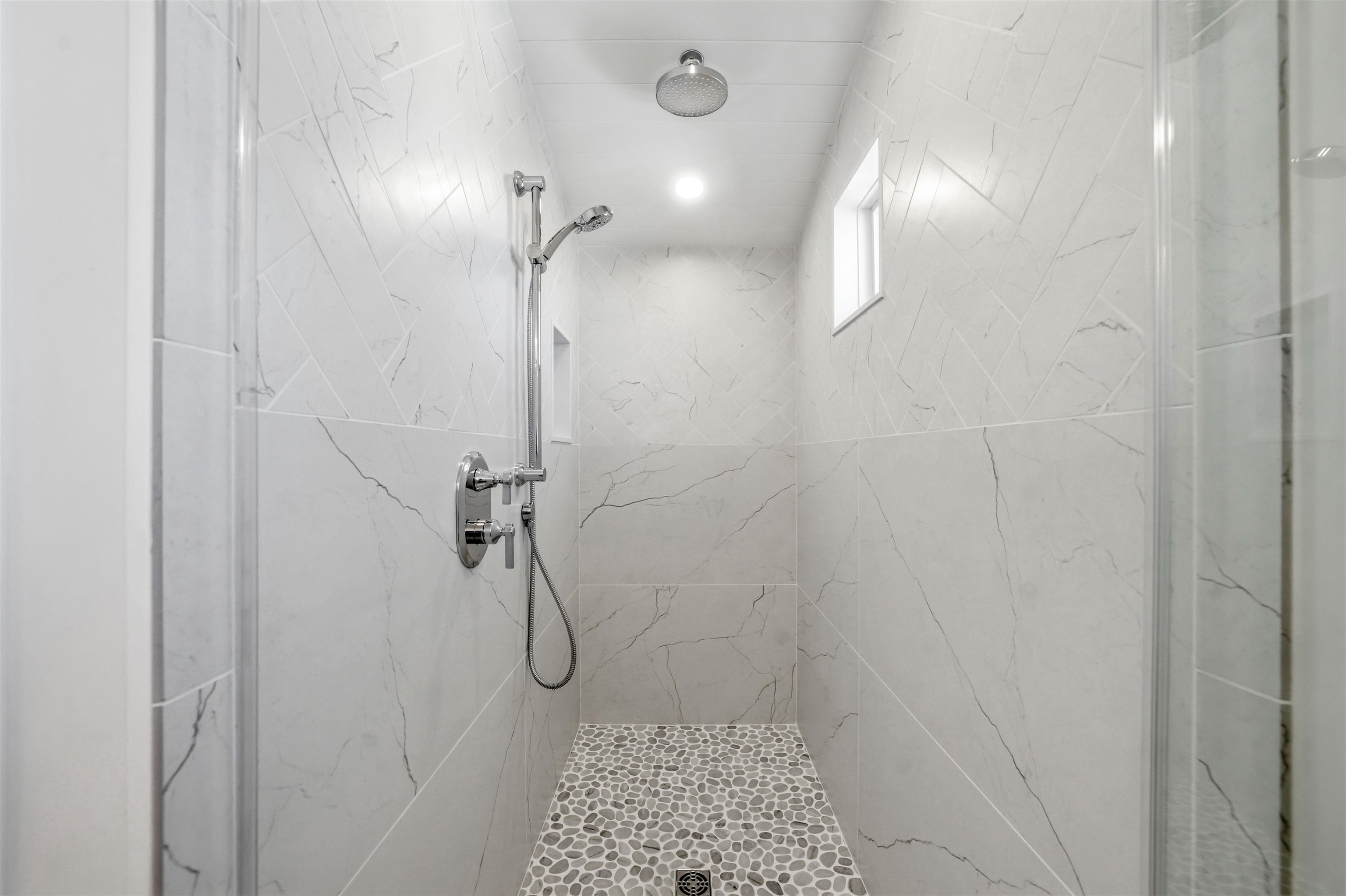 46 West 31st Avalon, NJ 08202 - Photo 45 of 50 a bathroom with a shower