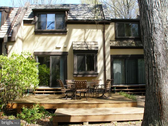 1636 Bentana Way Reston, VA 20190 - Photo 12 of 22 Exterior (Rear)