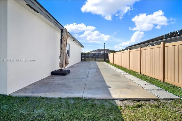a view of entryway with yard