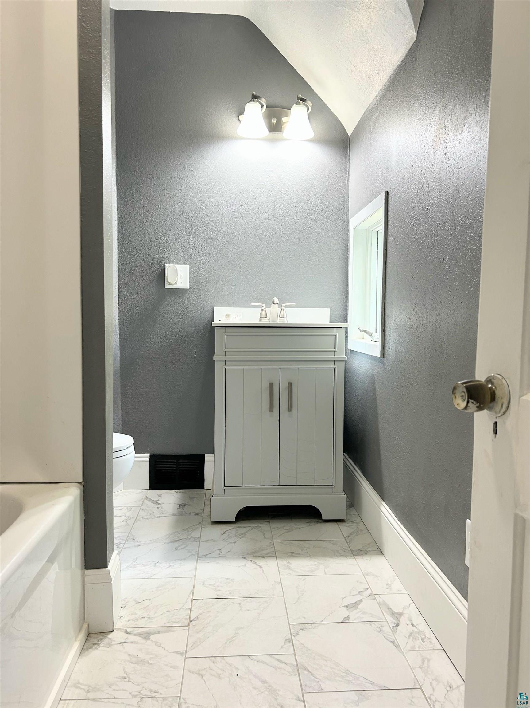 5611 London Road Duluth, MN 55804 - Photo 14 of 44 Upstairs Bath