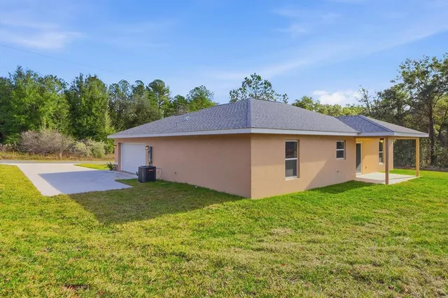 a view of a yard with a house