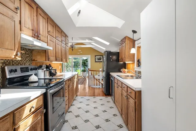 $539,900 | 11 Brockton Avenue, Carver, MA 02330