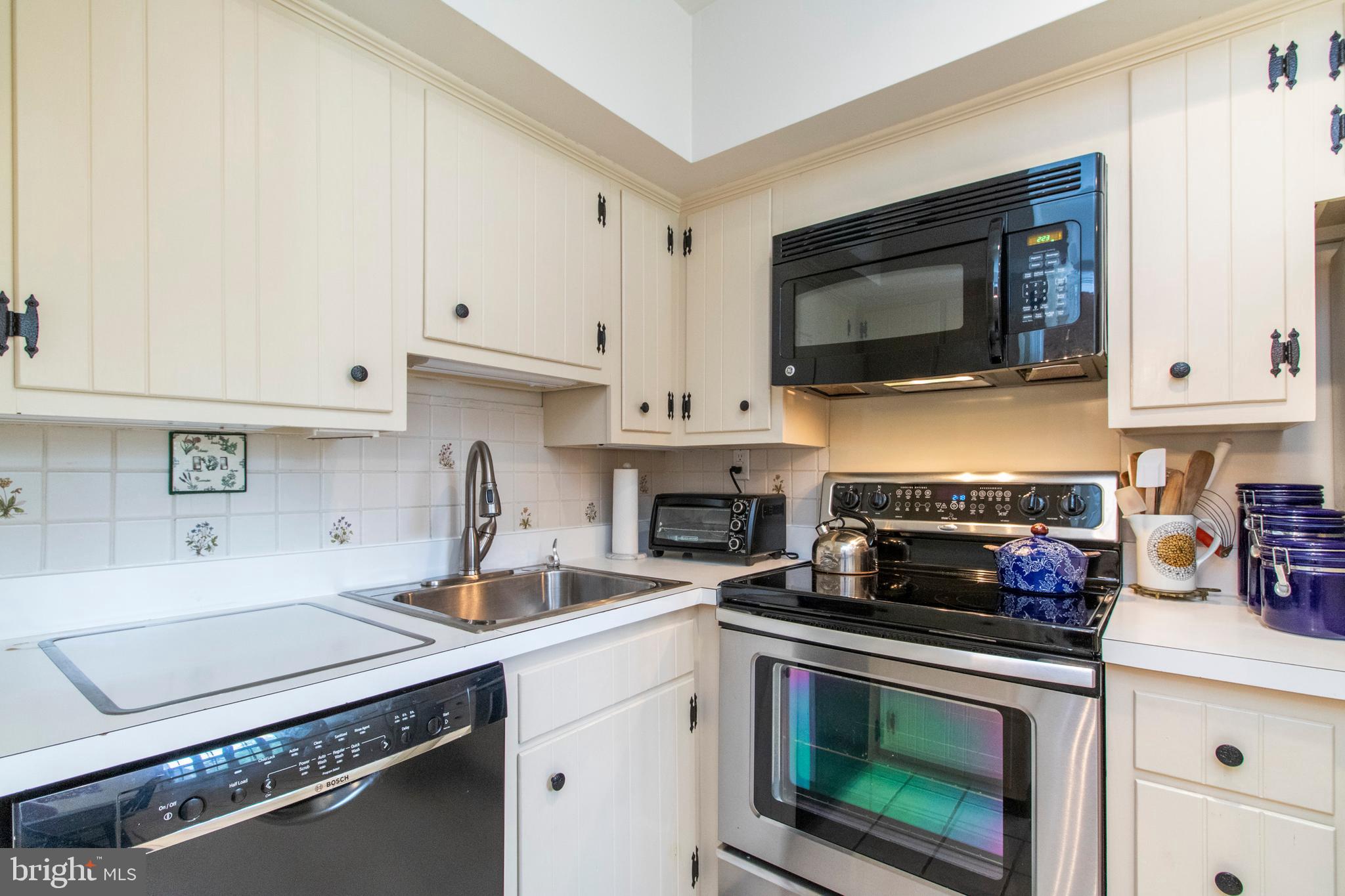 10 Lisa Way Wayne, PA 19087 - Photo 12 of 26 Kitchen
