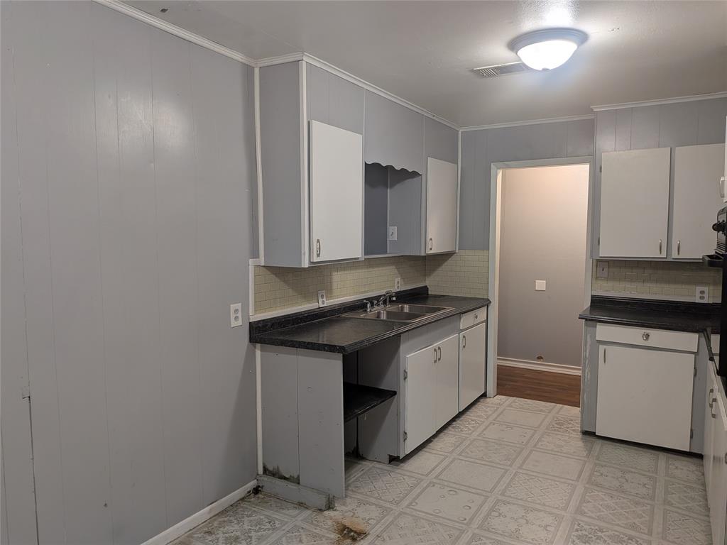 2009 County Road 4619 Athens, TX 75752 - Photo 18 of 36 a kitchen with stainless steel appliances granite countertop a stove and a refrigerator