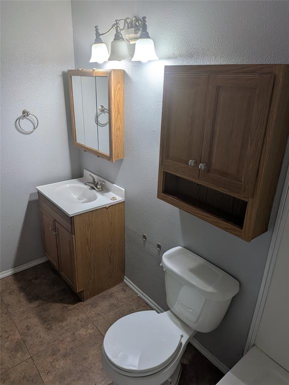 2009 County Road 4619 Athens, TX 75752 - Photo 24 of 36 a bathroom with a toilet a sink and mirror