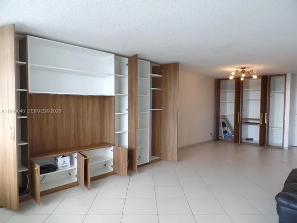 $2,700 | 6770 Indian Creek Drive, Unit 8F, Miami Beach, FL 33141