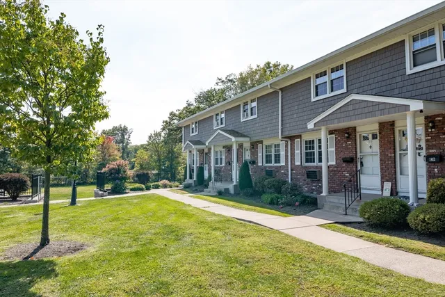 a view of a yard in front of house