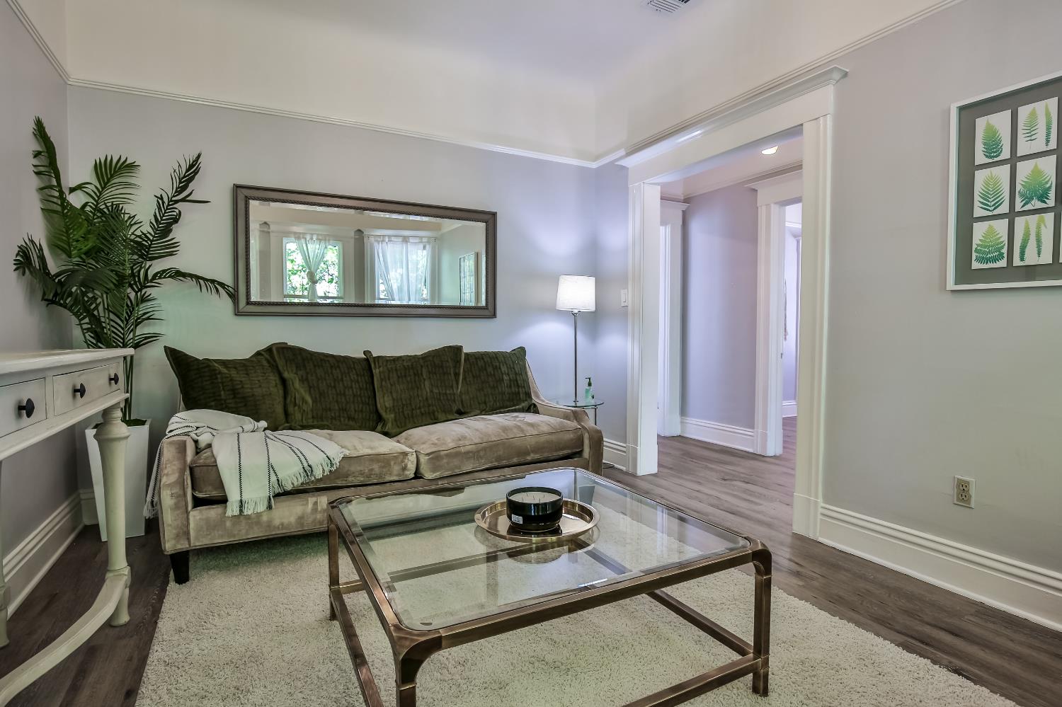 2104 9th Street Sacramento, CA 95818 - Photo 4 of 11 Home was previously staged & is now empty.