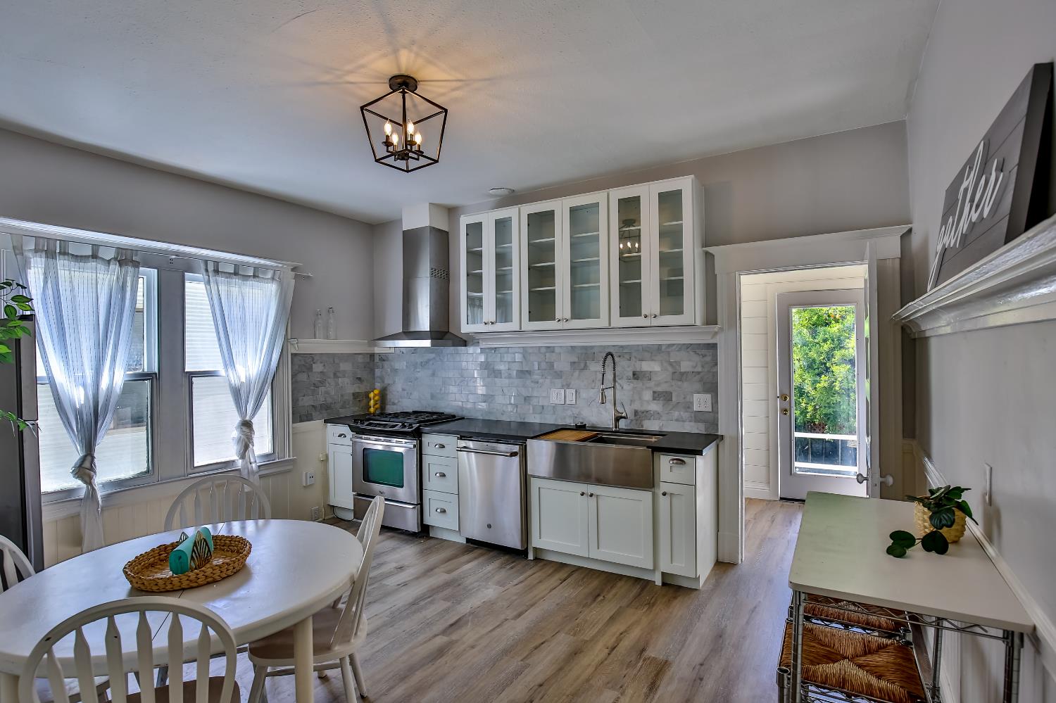 2104 9th Street Sacramento, CA 95818 - Photo 5 of 11 Home was previously staged & is now empty.