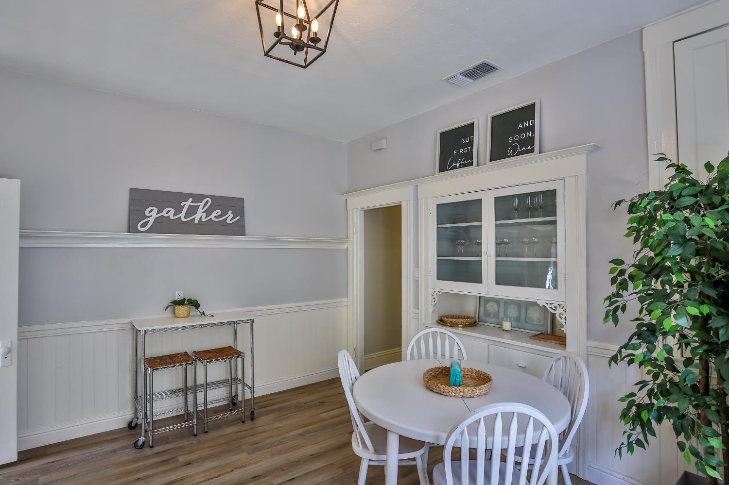 2104 9th Street Sacramento, CA 95818 - Photo 6 of 11 Home was previously staged & is now empty.