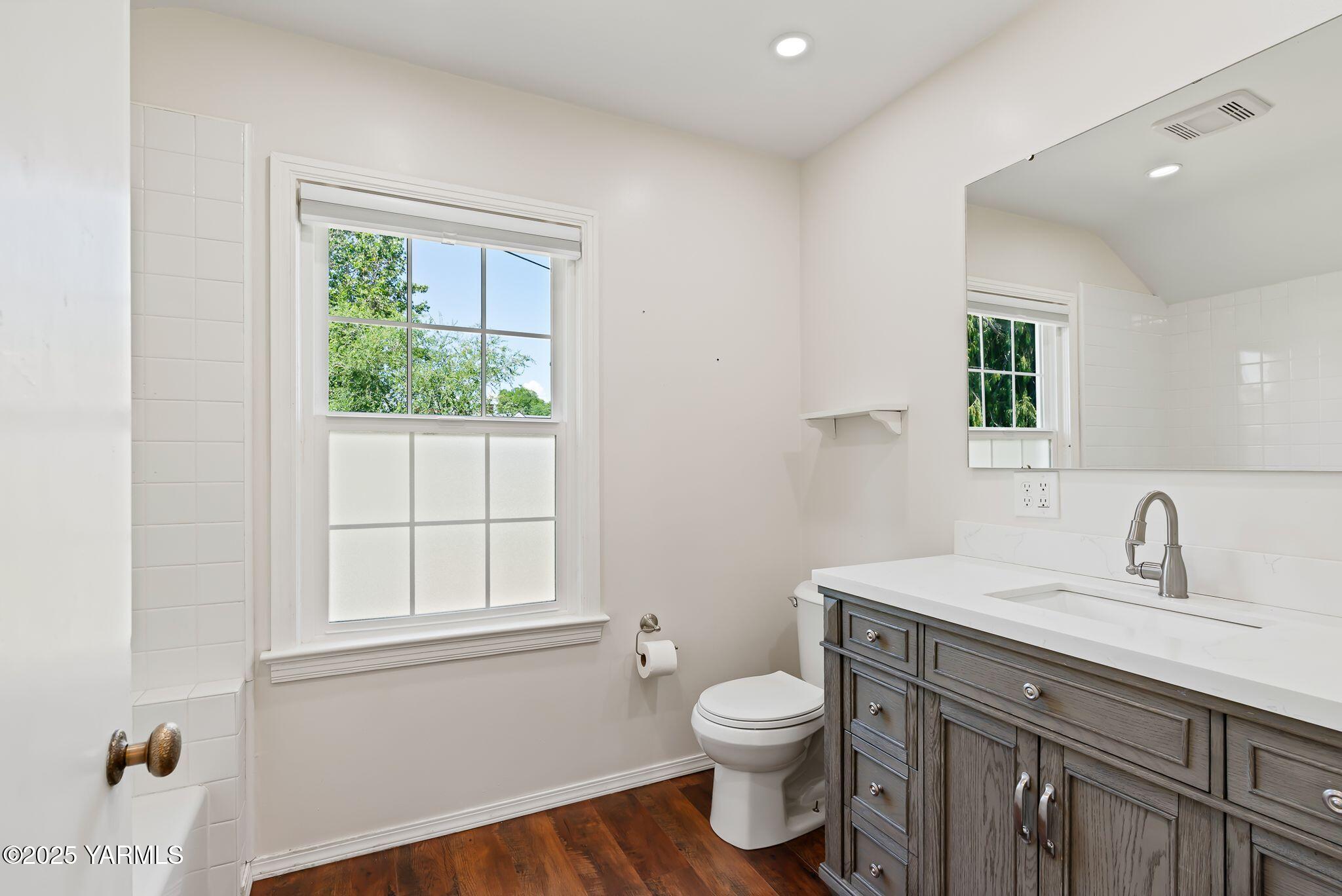 3310 Summitview Avenue Yakima, WA 98902 - Photo 21 of 39 a bathroom with a sink vanity granite and toilet