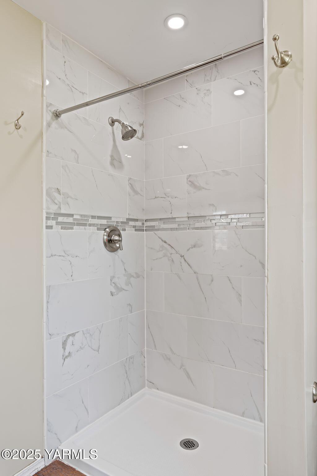3310 Summitview Avenue Yakima, WA 98902 - Photo 25 of 39 a bathroom with a shower and a shower