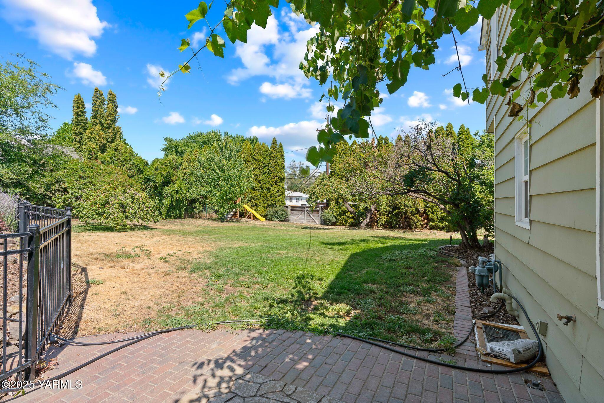 3310 Summitview Avenue Yakima, WA 98902 - Photo 33 of 39 a view of yard with green space