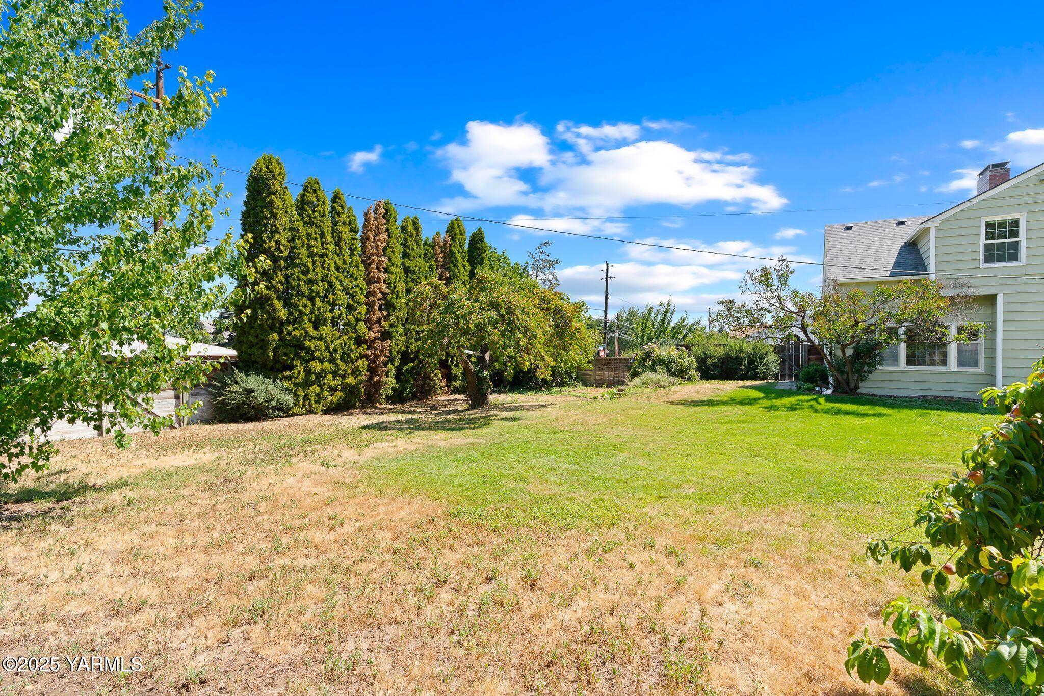 3310 Summitview Avenue Yakima, WA 98902 - Photo 35 of 39 a view of a yard with a house