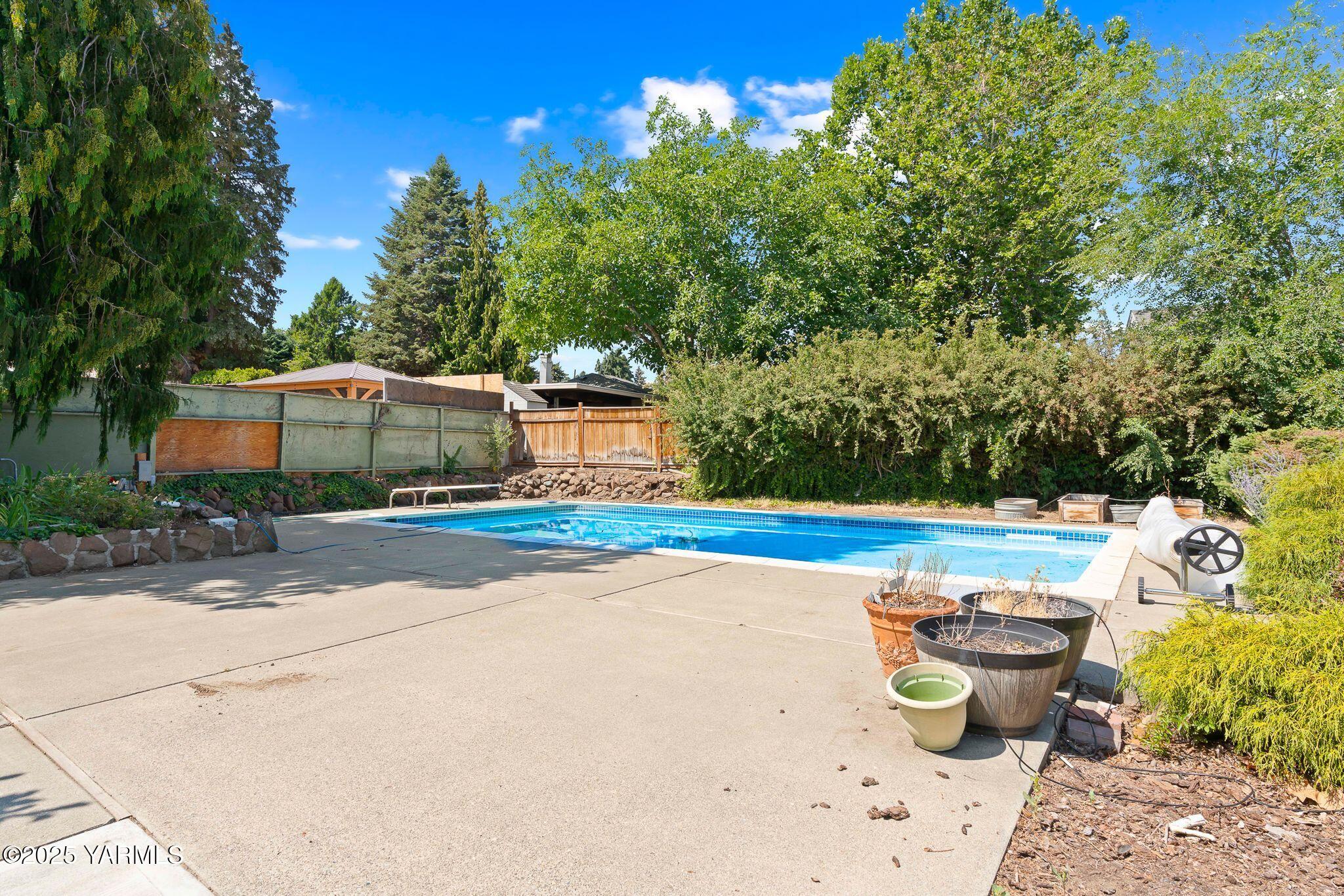 3310 Summitview Avenue Yakima, WA 98902 - Photo 36 of 39 a front view of a house with fountain
