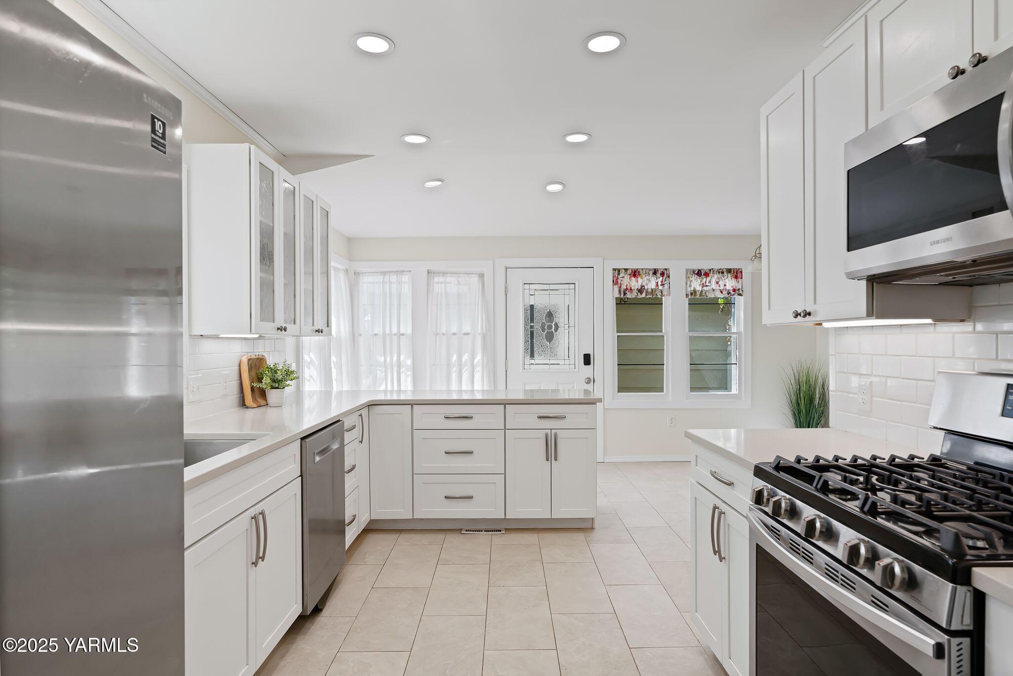 3310 Summitview Avenue Yakima, WA 98902 - Photo 9 of 39 a large kitchen with stainless steel appliances granite countertop a stove and a sink