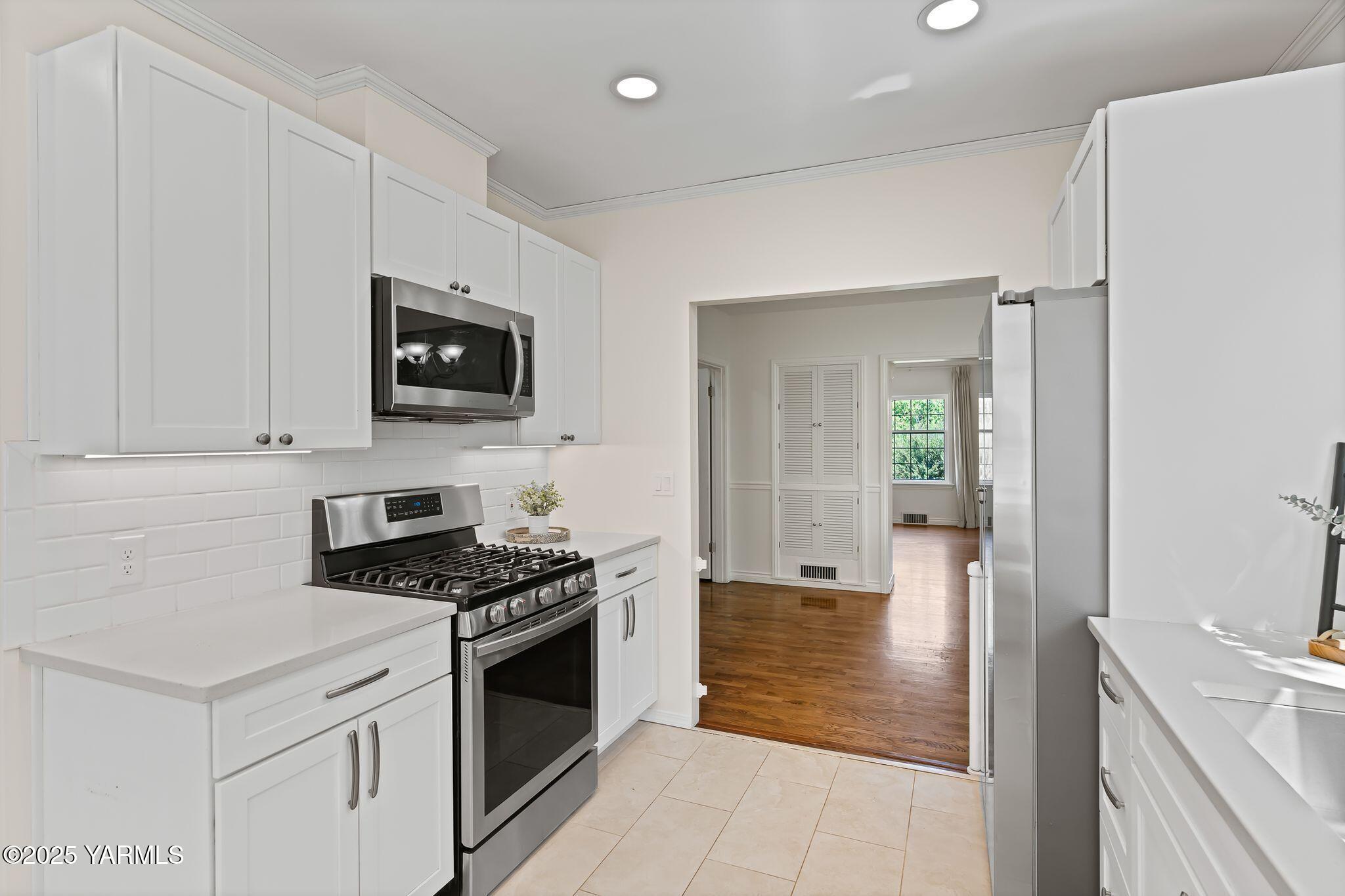 3310 Summitview Avenue Yakima, WA 98902 - Photo 10 of 39 a kitchen with granite countertop a stove and a sink