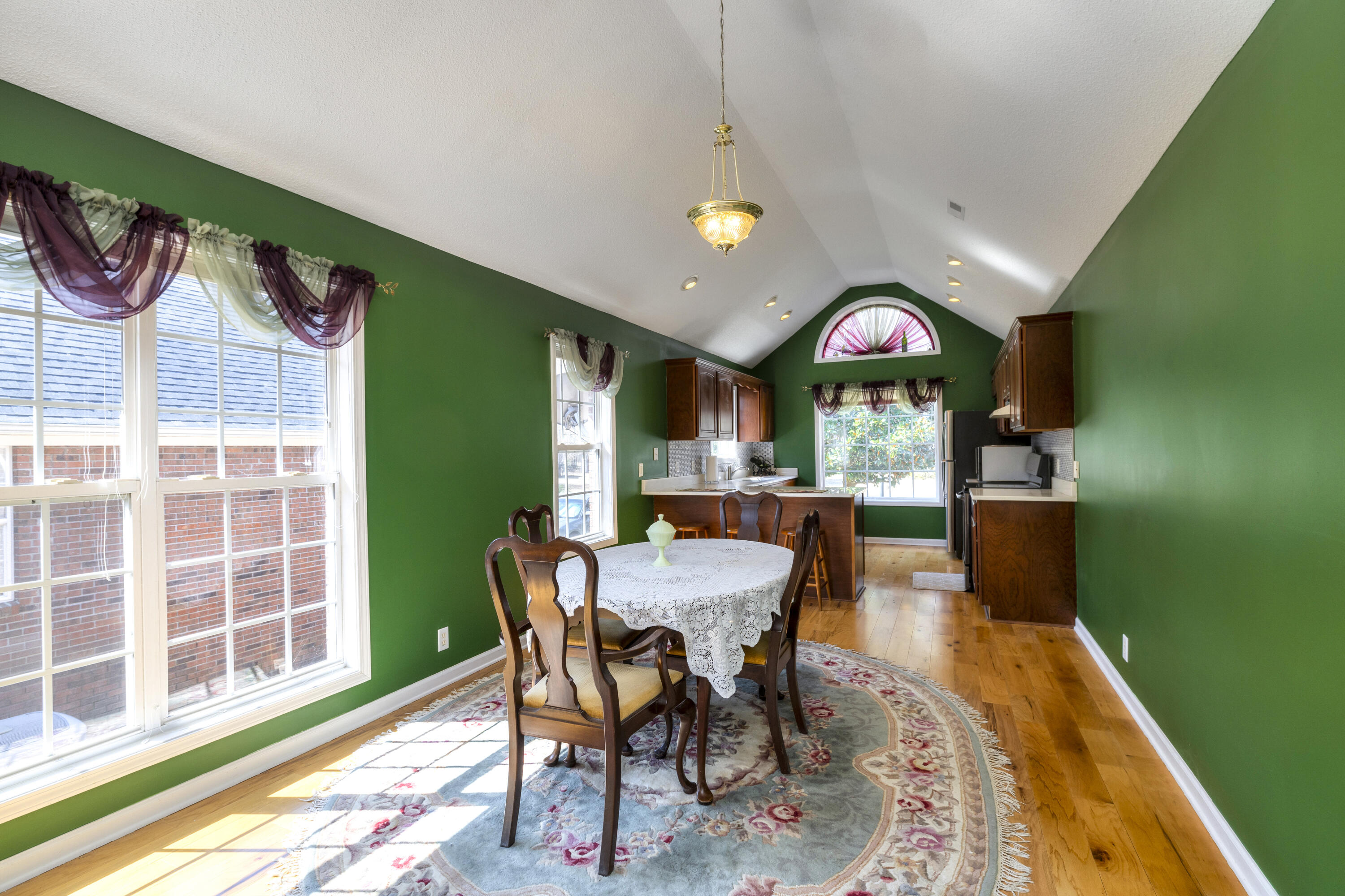 47 North Lake Circle Manning, SC 29102 - Photo 16 of 74 VIEW INTO THE DINING AREA