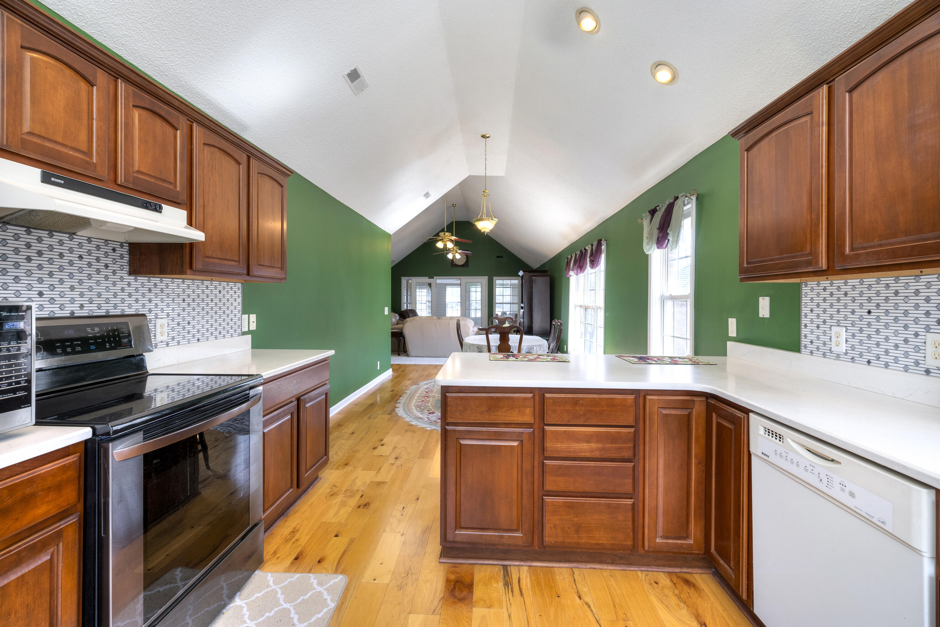 47 North Lake Circle Manning, SC 29102 - Photo 21 of 74 VIEW INTO THE GREAT ROOM