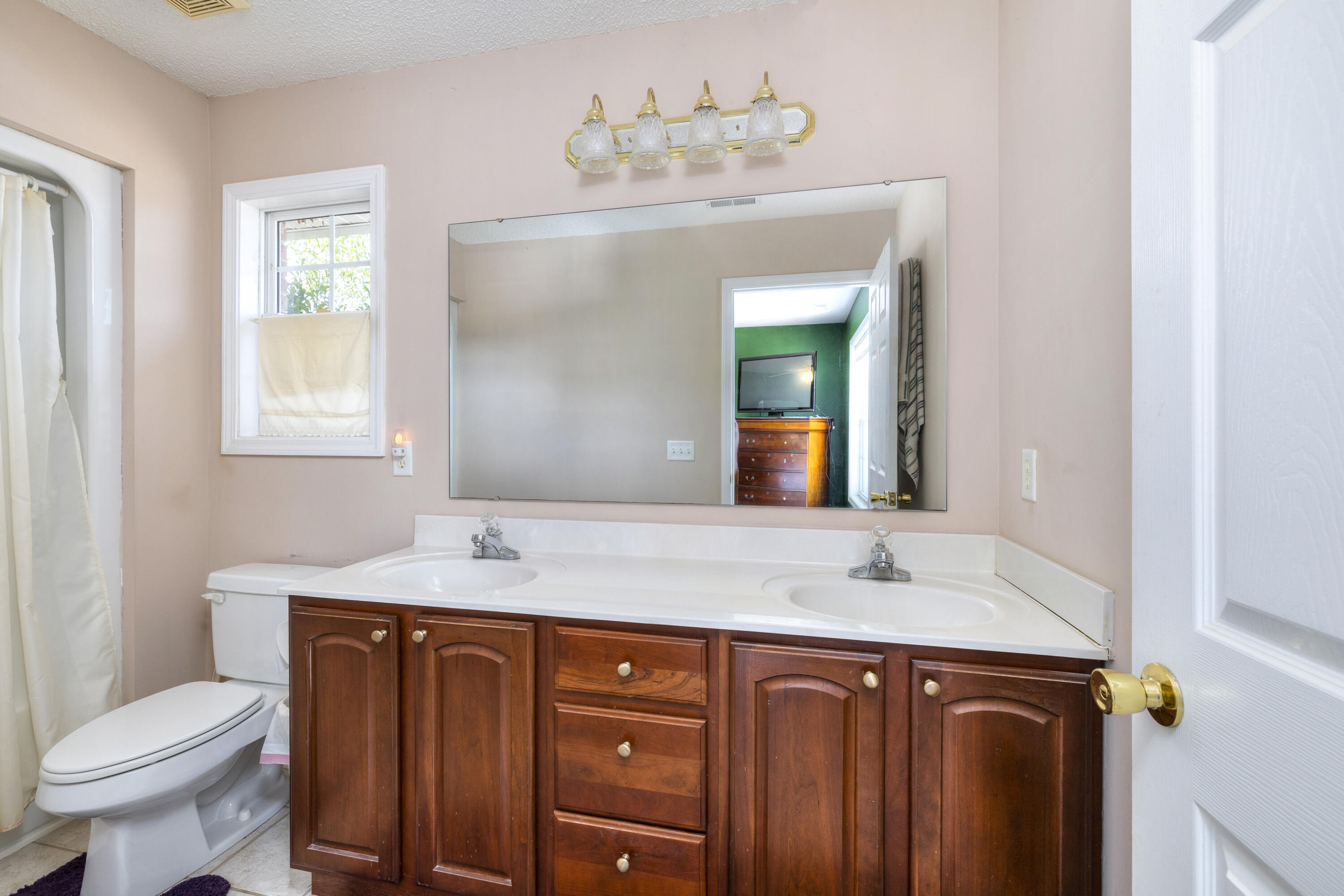 47 North Lake Circle Manning, SC 29102 - Photo 27 of 74 PRIMARY BATHROOM
