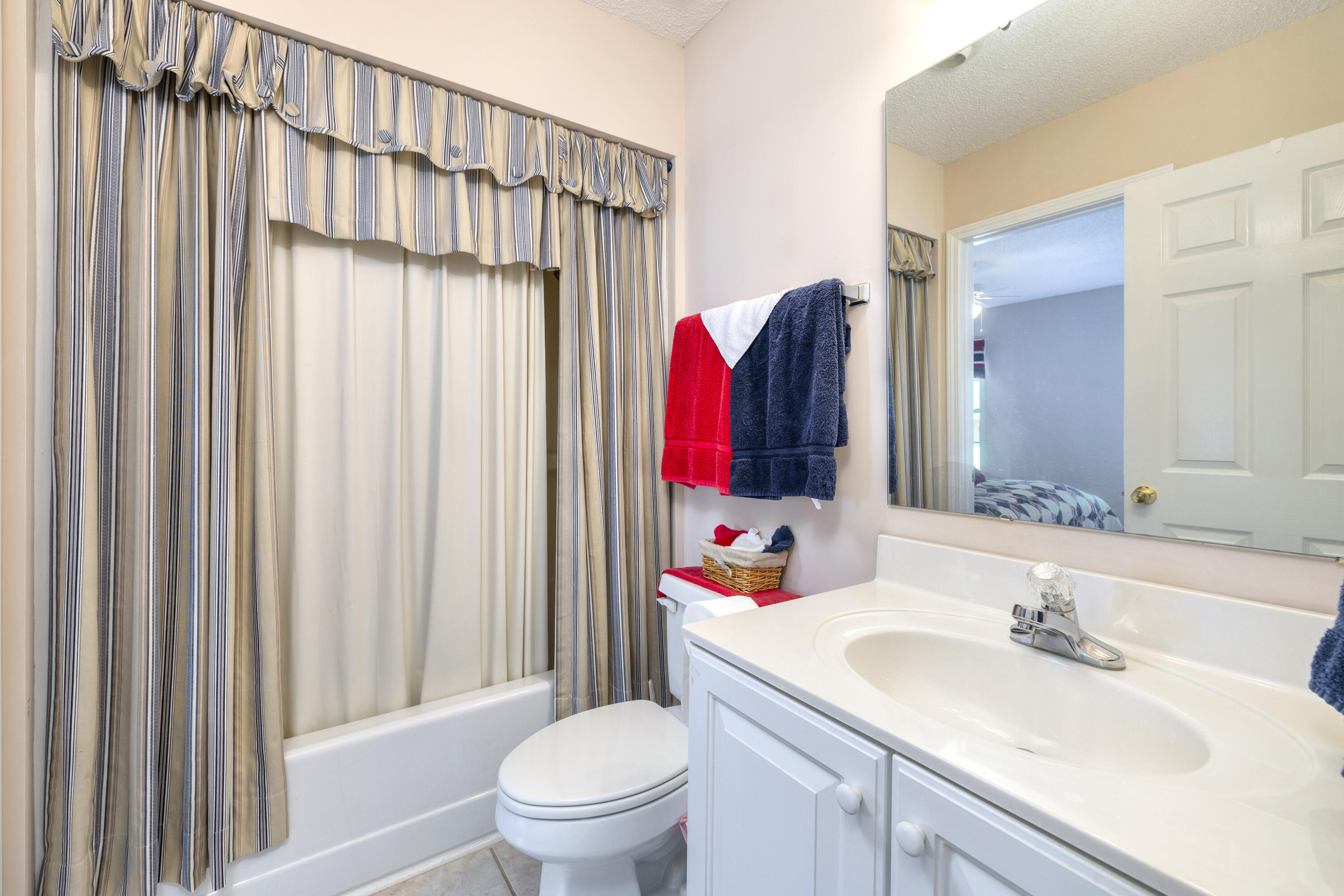 47 North Lake Circle Manning, SC 29102 - Photo 32 of 74 GUEST BATHROOM