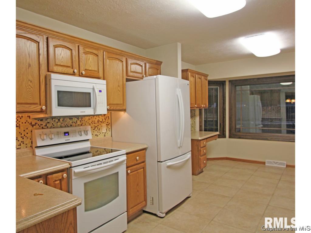 11 Beacon Ridge Drive Springfield, IL 62711 - Photo 5 of 36