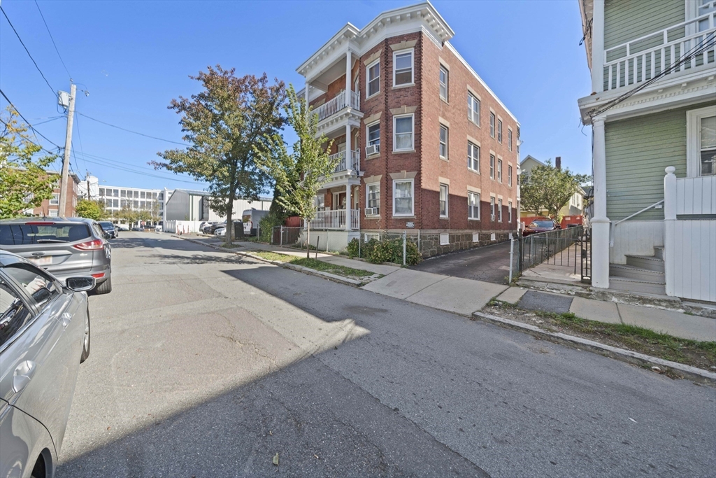 25 Perkins Street Salem, MA 01970 - Photo 2 of 28