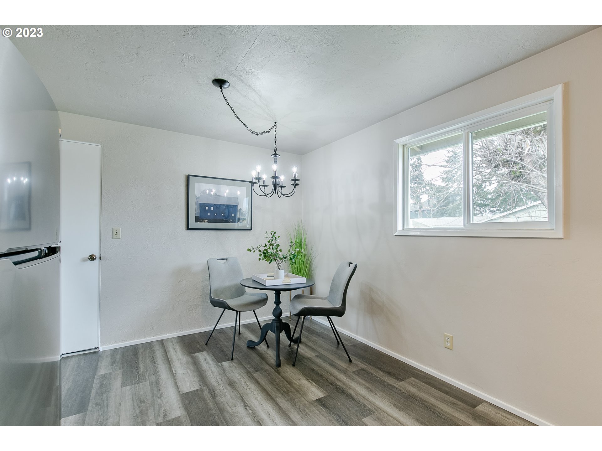 594 39th Street Springfield, OR 97478 - Photo 11 of 18 a workspace with furniture and window