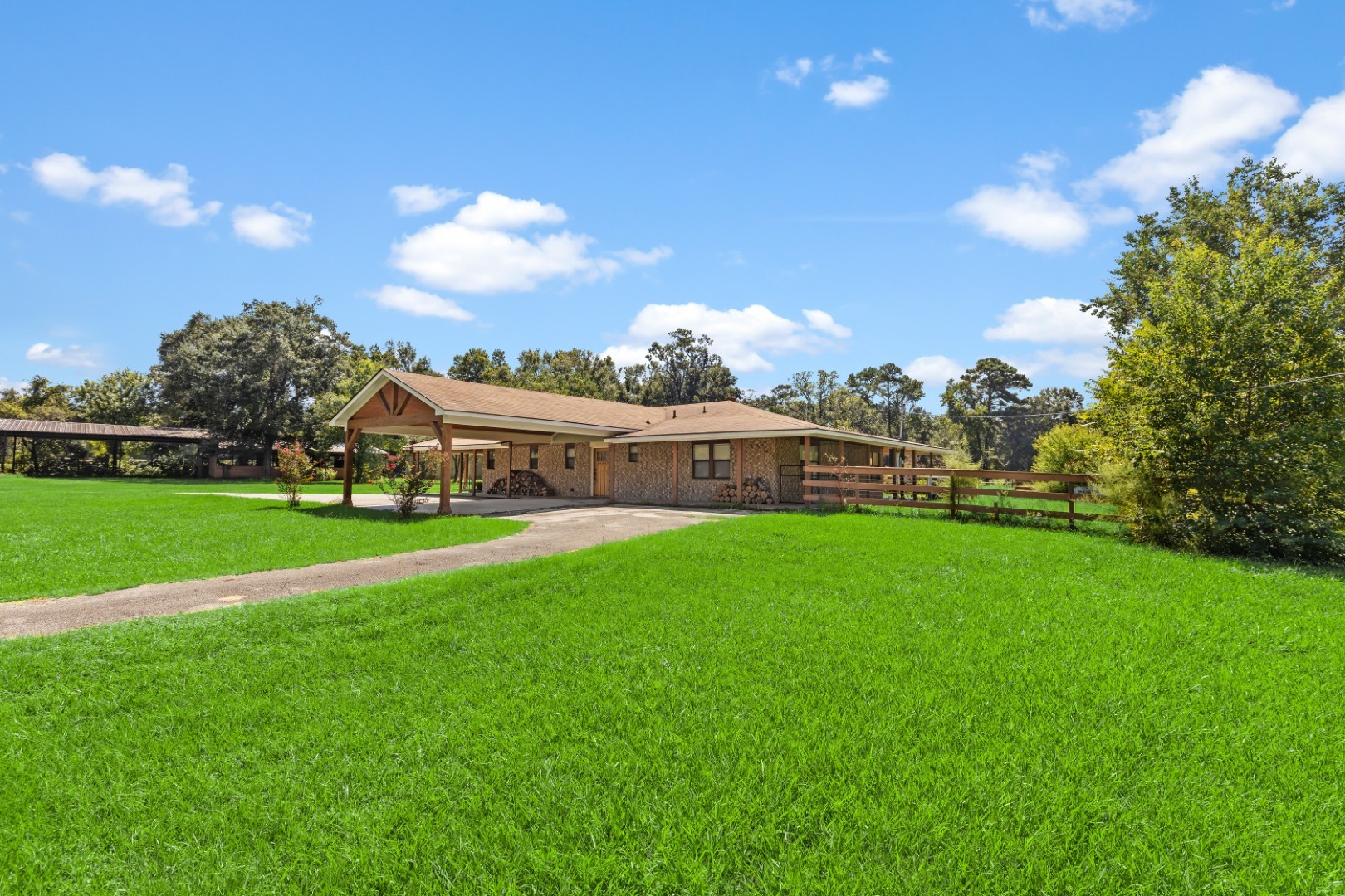 14818 Walker Road Conroe, TX 77302 - Photo 13 of 44 Front of Home/Driveway