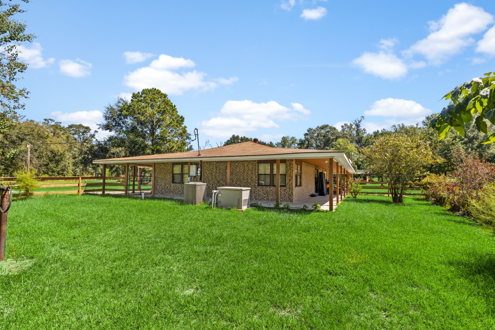 14818 Walker Road Conroe, TX 77302 - Photo 15 of 44 Side of Home - A/C Unit and Generator