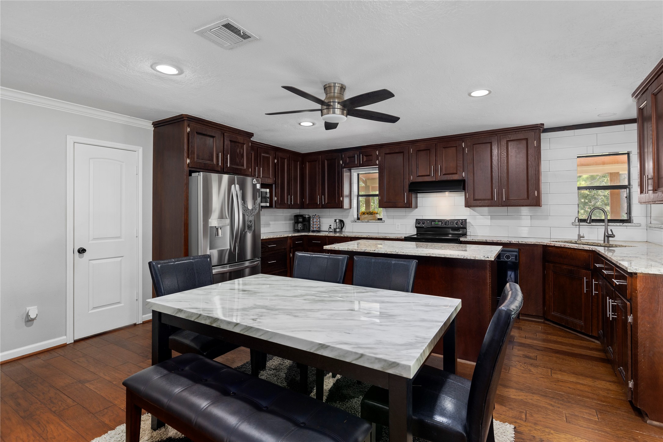 14818 Walker Road Conroe, TX 77302 - Photo 3 of 44 Kitchen and dining area