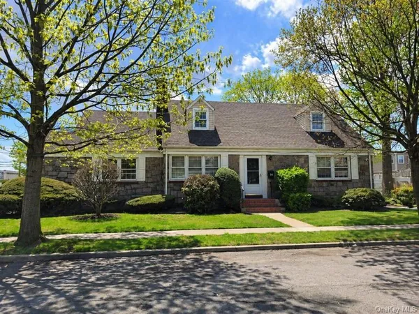 $948,500 | 33 Nassau Boulevard, West Hempstead, NY 11552