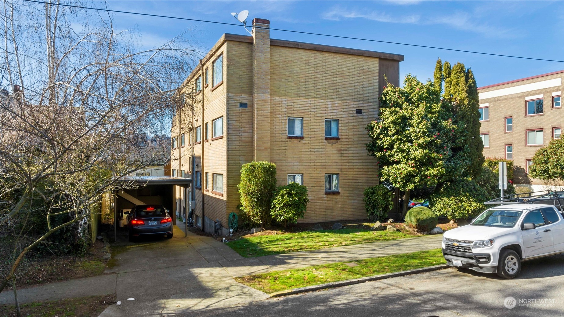 93 East Boston Street Seattle, WA 98102 - Photo 8 of 12 a front view of a house with garden