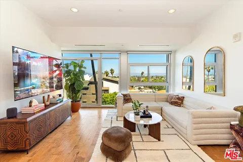 $1,425,000 | 3111 Vía Dolce, Unit 402, Marina del Rey, CA 90292