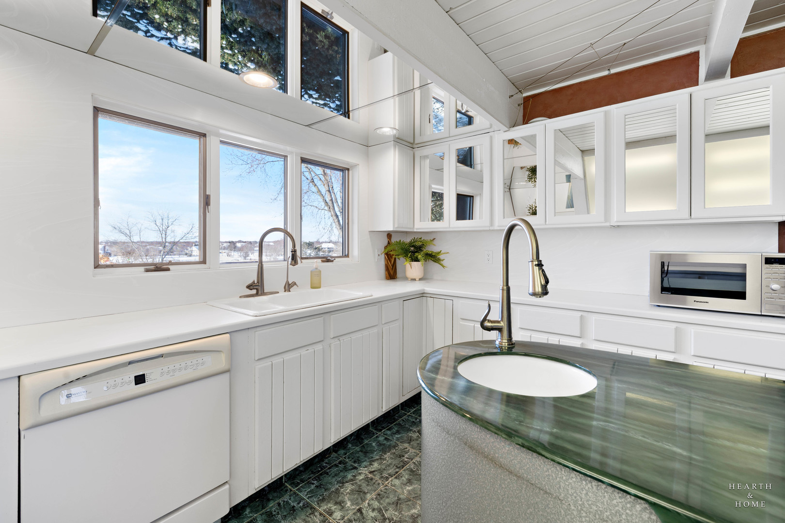 7814 North Pillow Hill Road Spring Grove, IL 60081 - Photo 17 of 62 a bathroom with double sink and a mirror