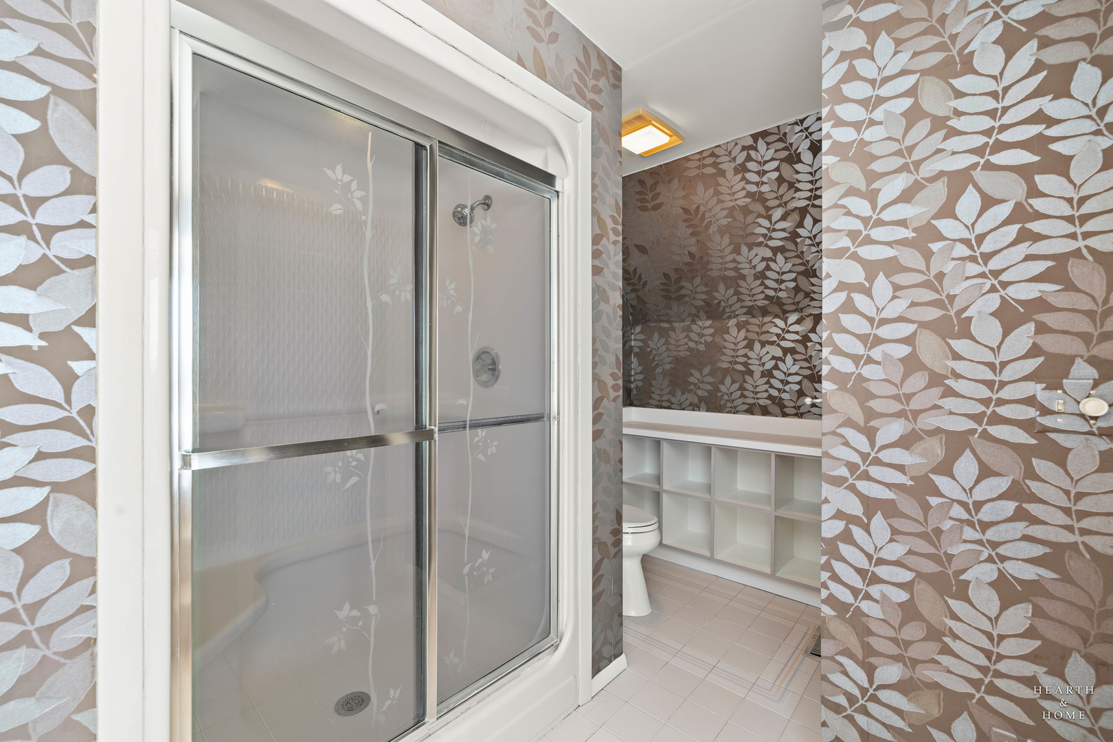 7814 North Pillow Hill Road Spring Grove, IL 60081 - Photo 27 of 62 a bathroom with a glass shower door