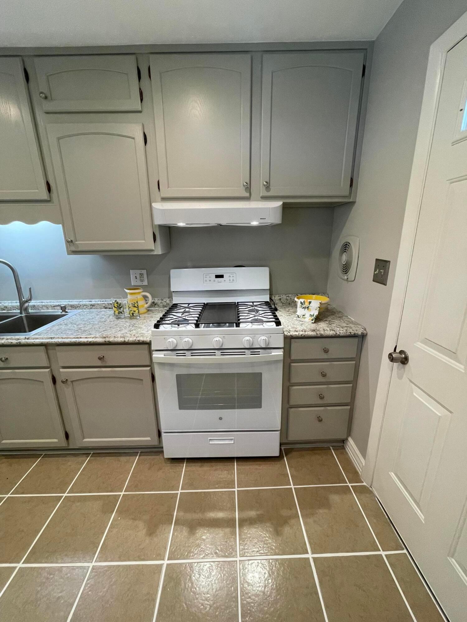 2832 Hillgate Road Columbus, OH 43207 - Photo 10 of 35 2832 Hillgate Kitchen 9