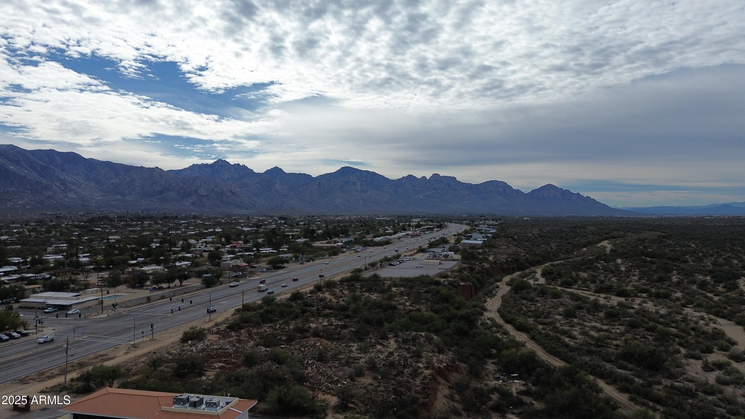 16633 North Oracle Road Tucson, AZ 85739 - Photo 13 of 40 a view of a city with mountain