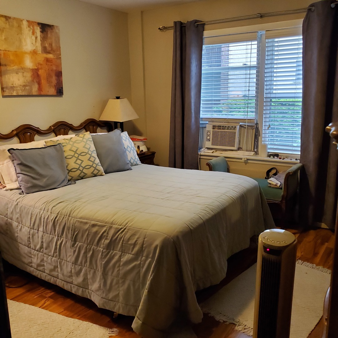 910 Washington Street, Unit 1A Evanston, IL 60202 - Photo 12 of 14 a bedroom with a bed and window